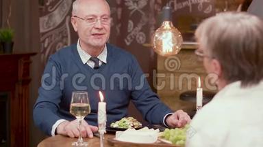 一位老人在<strong>浪漫的</strong>晚餐上向他<strong>的</strong>伴侣<strong>求婚</strong>